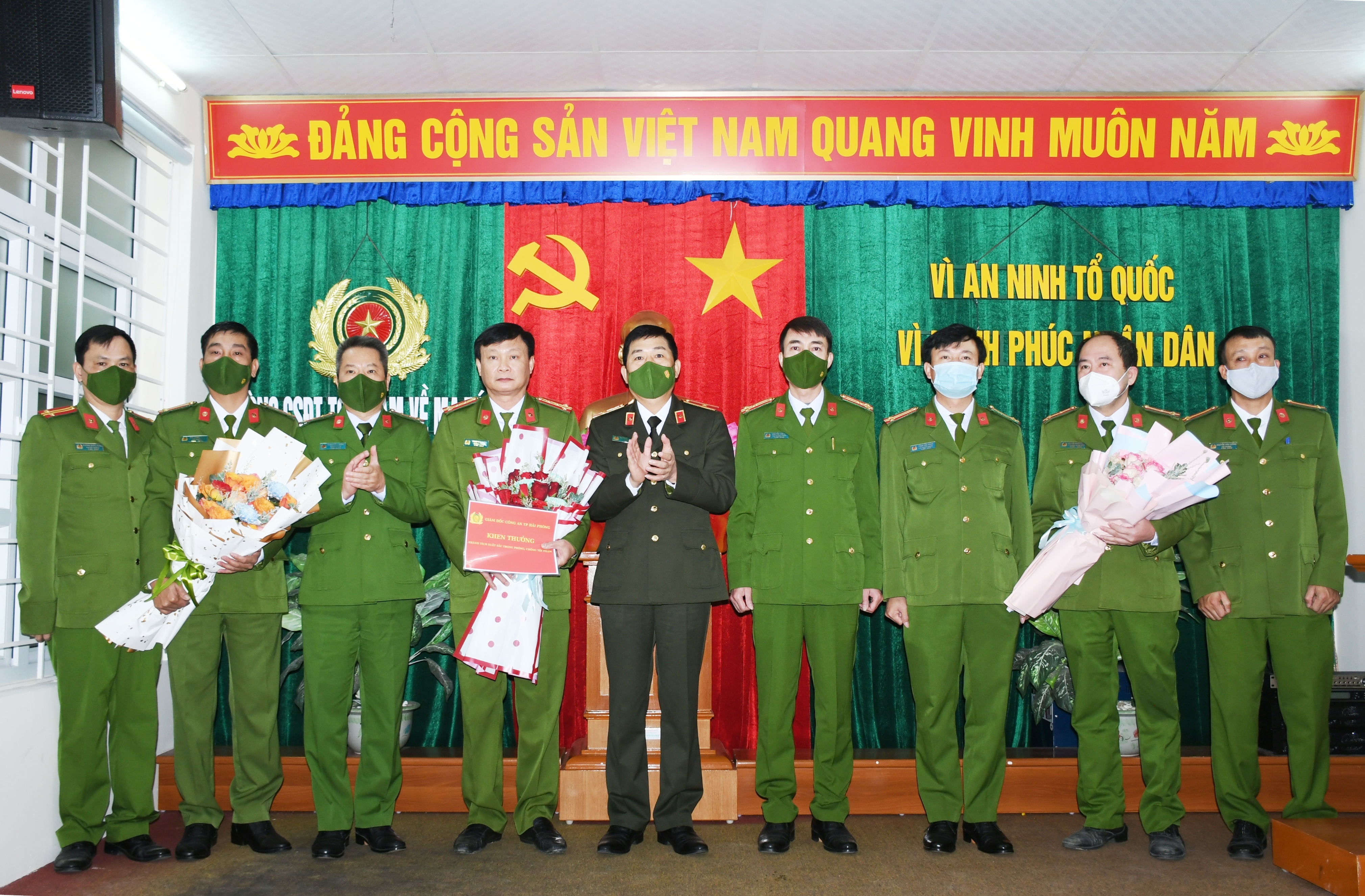 Giám đốc CATP khen thưởng đột xuất Phòng CSĐT tội phạm về Ma tuý lập công xuất sắc